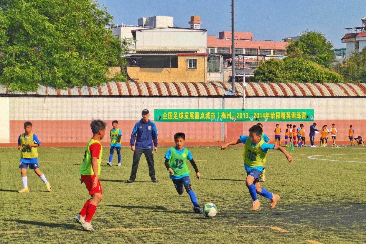 青少年足球训练营举行,教练员指导热情有加 青少年足球训练营举行,教练员指导热情有加