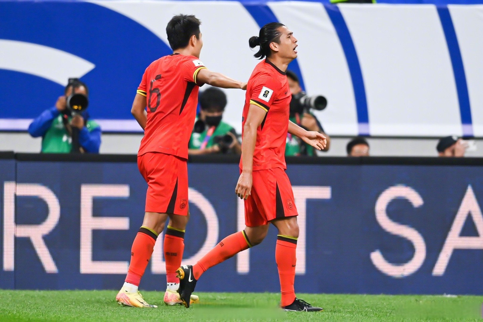 球员风采赛场璀璨，亚洲精英之战唤醒足球激情的简单介绍