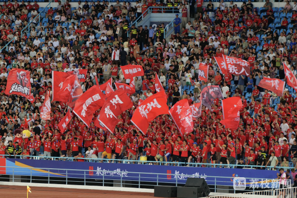 紧随其后:足球赛事频繁开启新一波战役(足球比赛即将拉开帷幕队员们彼此发出海誓山盟立志夺冠) 紧随其后:足球赛事频繁开启新一波战役(足球比赛即将拉开帷幕队员们彼此发出海誓山盟立志夺冠)