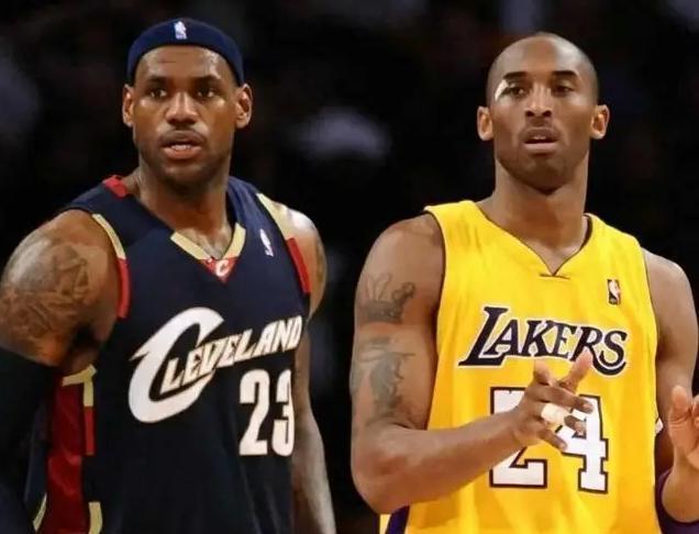 关于球迷围观!科比与詹姆斯合影卖相好的信息 关于球迷围观!科比与詹姆斯合影卖相好的信息